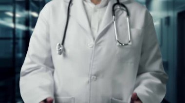 Akıllı doktorların HUD gösterge panelini tutup laboratuvarda yüzen vücut hologramlarını yakın plan çekimleri. Teknoloji kullanarak insan anatomisini inceleyen ve gösteren yetenekli bir tıp çalışanı. İyileştirici.