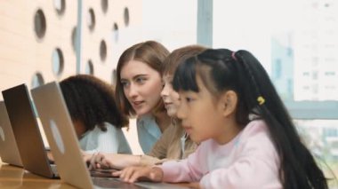 Sınıfta dizüstü bilgisayar kullanan zeki bir öğretmen. Profesyonel eğitmen, programlama mühendisliği kodunu açıkladı ya da eğitim ve öğrenim programı sırasında hızlı davrandı. Etkinlik.