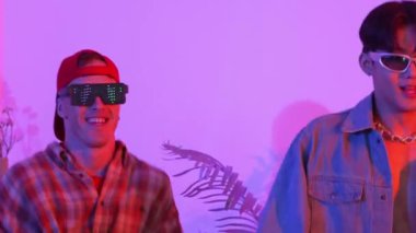 Break dansçı takımının modern stüdyoda pembe ışıkla dans etmesini kapatın. Çok kültürlü insanlar moda kıyafetleri giyerek hip hop müziğine geçiyorlar. Çılgın, komik bir ruh hali. Mutluluk.