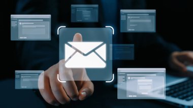 İş adamı e-posta kutusunu kontrol ediyor, daha iyi verimlilik için mesajları düzenliyor ve önceliklerini belirliyor. Etkili iletişim için akıllı e-posta teknikleri öğren. Kullanıcı Kimliği