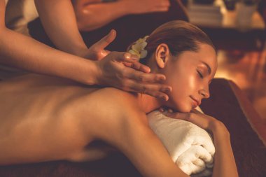 Kafkas çift müşterileri stres önleyici spa masajının keyfini çıkarıyorlar ve lüks otel veya otellerde sıcak mum ışığında güzellik derisi eğlenceleriyle şımartıyorlar. Sessiz.