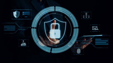 İş adamı siber güvenliğin özünü keşfeder. Siber koruma yöntemlerini, tehditleri derinlemesine araştır ve siber güvenlik duruşunu güçlendir. Siber güvenlik çağında UUID 'de gezinmek için gerekli