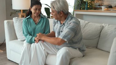 Stresli üst düzey yönetici günlük kıyafetleriyle baş ağrısı çekerken karısı da elini tutarak ona destek oluyor. Büyükannem ilgilenirken büyükbabamın çalışma sorunu vardı. Myrmidon.