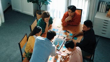 Erkek lider görüşü Ux Ui fikrini toplantıda sunar. Yatırım için karar verirken, yatırımcıdan gündelik kıyafet dinleme yaratıcı planı. Cemaat.