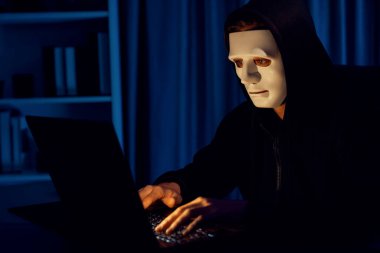 Beyaz suçlu anonim maskesi kodlama şifrelemesi yüklüyor. Programlama ile güvensiz mahremiyet sağlamaya çalışıyor. Bilgisayardan fidye için büyük bir veritabanı almaya çalışıyor. Bireysel.
