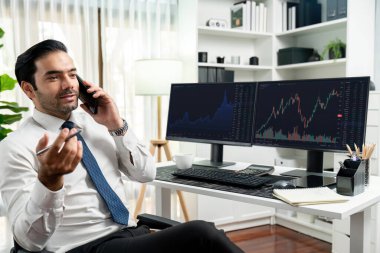 İki borsa yatırımıyla danışman ya da ortağı arayan tüccar işadamı, veri analizini yüksek kârlı dinamik teknoloji borsasına yatırım yapmak için karşılaştırdı. Tahmin et..