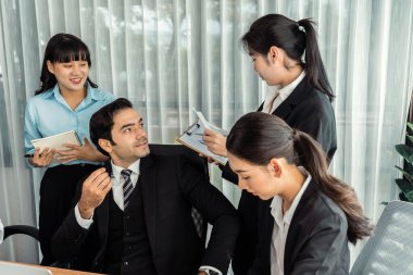 Modern ofis ortamında çalışan çeşitli etnik gruplardan çeşitli iş adamları. Üretken ve çok ırklı ofis çalışanları stratejik ticari pazarlama konusunda tartışmaya giriştiler. Çok titiz.