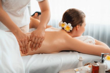 Kafkas çift müşterisi stres önleyici spa masajının keyfini çıkarıyor ve lüks otel veya oteldeki gündüz açık hava ortamında güzellik teniyle eğleniyor. Sessiz.