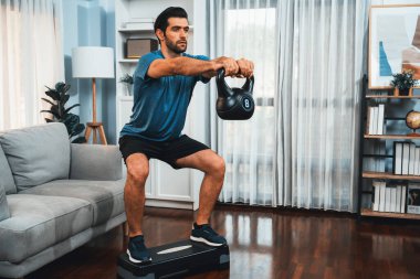 Atletik vücut ve aktif sporcu kettlebell ağırlığı ile sağlıklı vücut çalışma yaşam tarzı konsepti olarak Gaiety Home 'da kas kazancını hedeflemek için hiçbir şey yapmıyor..