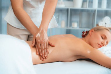 Kafkasyalı kadın müşteri stres önleyici spa masajının keyfini çıkarıyor ve lüks otel ya da oteldeki gündüz açık ortam güzellik salonunda güzellik teniyle eğleniyor. Sessiz.