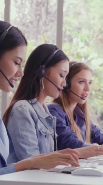 Müşteri destek ajanı ya da kulaklıklı çağrı merkezi telefon görüşmesinde müşteriyi desteklerken masaüstü bilgisayarında çalışır. Operatör hizmeti iş temsili kavramı.