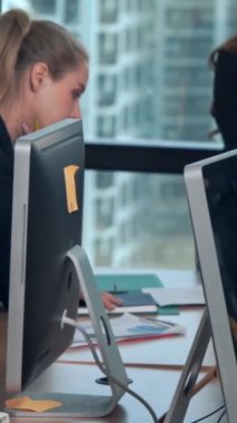 Profesyonel iş kadınlarının grup toplantısı yeni proje planlamasıyla yapılıyor. Takım çalışması ve işbirliği kavramı.