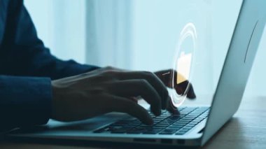 Verimli çalışma süreçleri için çevrimiçi belge dizinlerini yöneten iş adamı. Tüm önemli çevrimiçi belgelerinize kolayca güvenli ve hızlı bir şekilde erişim sağlayın. Kullanıcı Kimliği