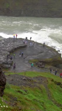 İzlanda 'daki Gullfoss şelalesinin manzarası. Gullfoss Şelalesi, İzlanda Altın Çemberi 'ni ziyaret eden turistleri çeken güçlü bir şelaledir..