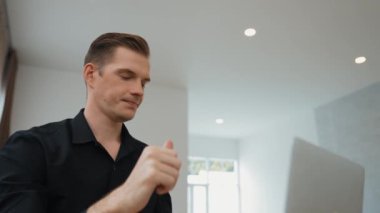 Genç adam internet bankacılığı için kredi kartlı dizüstü bilgisayar kullanıyor. İnternet üzerinden alışveriş yapıyor. Banka kartıyla modern ve kullanışlı online satın alma. Düzenle