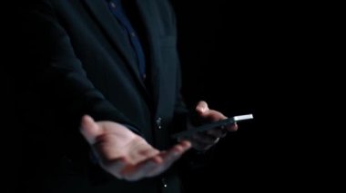 İş adamı e-posta kutusunu kontrol ediyor, daha iyi verimlilik için mesajları düzenliyor ve önceliklerini belirliyor. Etkili iletişim için akıllı e-posta teknikleri öğren. Kullanıcı Kimliği