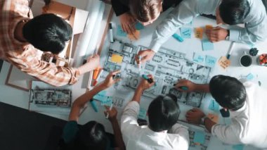 Proje yöneticisi ya da inşaat mühendisinin planlama ve planlama binasında yazışmalarının üst düzey görüntüsü. Toplantı masasında birlikte çalışan mimarın belgeyle birlikte havadan görünüşü. Hizalama.