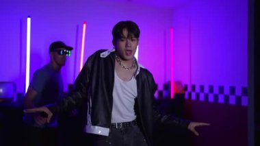 Kameranın önünde dans eden yetenekli break dansçı farklı arkadaşları pop ya da hip hop müziği dinlemek için arkada dans ediyor. Çekici performans ekibi kameraya doğru hareketli hareketler sergiliyor. Mutluluk.