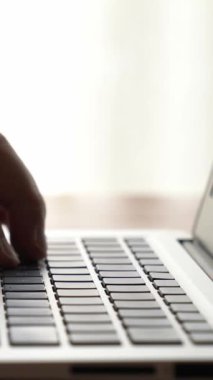İşadamı ofis masasındaki becerikli dizüstü bilgisayarda elle çalışıyor. Bilgisayarın klavyesini yazarken ve çalışırken yakın çekim ve seçici odaklanma.