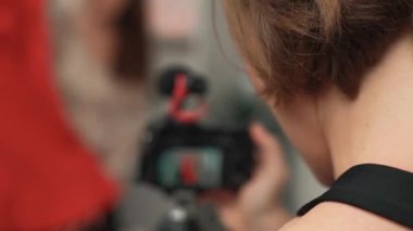 İki kadın nüfuzlu kişi canlı yayın yapan video klip eleştirisi kıyafetlerini sosyal medyada ya da blogda yayınlıyor. Stüdyo ışıklandırmalı mutlu genç kız çevrimiçi pazarlama oturumu yayını için..