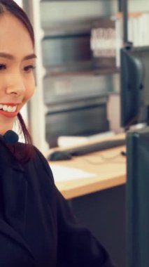 Ofiste çalışan kulaklık takan işadamları uzak müşteri ya da meslektaşlarını desteklemek için çalışıyorlar. Arama merkezi, tele pazarlama, müşteri destek acentesi telefon görüşmesinde hizmet sunar.