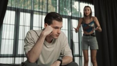 Aile krizi ve çift sorunu, finansal problemden kaynaklanan stresli durum, zihinsel sağlık sorunu, ya da sadakatsizlik. Evlilik hayatındaki hayal kırıklıkları ve hüsranlar depresyona ve boşanmaya yol açıyor. Düzenle