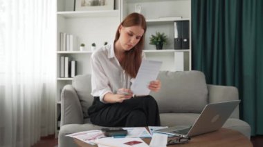Kadın internet pazarından gelen borç yığınını modern yaşam tarzı olarak hesaplıyor ve prim siber güvenlik yazılımı tarafından korunan cüzdandan çevrimiçi ödeme için kredi kartı kullanıyor