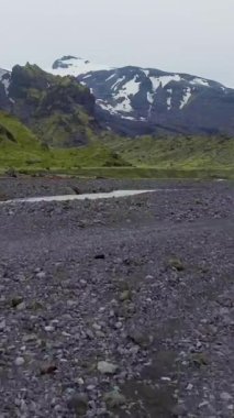 İzlanda 'nın dağlık kesimindeki Thorsmork' un eşsiz manzarasının insansız hava görüntüsü. Doğal arazi doğa yürüyüşü ve yürüyüş ile ünlüdür..