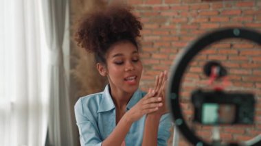 Kadın nüfuzlu kişi, sosyal medya veya blog için canlı yayın yapan video klip eleştirmeni Cilt Bakımı 'nı çekiyor. Kozmetik stüdyosu ışıklandırmalı mutlu genç kız çevrimiçi pazarlama oturumu yayını için..