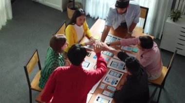 Yaratıcı ekip Ux Ui tasarım cep telefonu arayüzü hakkında beyin fırtınası yaparken el ele tutuşuyor. Becerikli insanların strateji planlama projesi başlatırken aynı zamanda toplantı odasında da başlatılıyor. Cemaat.