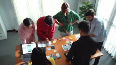 Yapışkan notlar üzerine yazarak ve Ux Uo tasarımı ya da çeşitli geliştirme ekibinin bulunduğu cep telefonu arayüzü ve kablo arayüzü tasarımını planlayarak usta Ui tasarımcı beyin fırtınası yapmanın en üst görüntüsü. Cemaat.