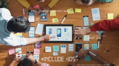 Kodlama mühendisliğiyle finansal grafik üzerinde çalışan iş adamlarının en üst görüşü. Program sisteminin hologramıyla tablet istatistiklerine bakarken yönetici birlikte çalışıyor. Cemaat.