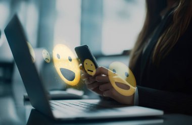 İş adamı müşteri memnuniyet değerlendirmesi verilerini analiz eder ve hizmet kalitesini artırmaya çalışır. Müşteri memnuniyeti ve sadakatini arttırmak için koz değerlendirmeleri. EIDE