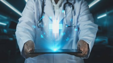 Laboratuvara tıbbi haç hologramıyla tablet gönderen profesyonel doktorları kapatın. Pratisyen hekim teknolojik yenilikleri kullanarak tıbbi ikonu kontrol edip teftiş ediyor. İyileştirici.