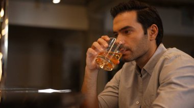 Akıllı adam tek başına oturmuş kokteyl içiyor. Eski moda bekleme arkadaşları ya da cuma gecesi barda ve restoranda lüks içki tezgahında içki içen bir çift. Vinosity.