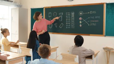 Zeki öğretmen sınıfta fikri açıklarken sevimli öğrenci ödevlerini kontrol ediyor. Not defterine bakıp matematik teorisinden çocuğa bahsederken sınıfta dolaşan çekici bir eğitmen. Pedagoji.