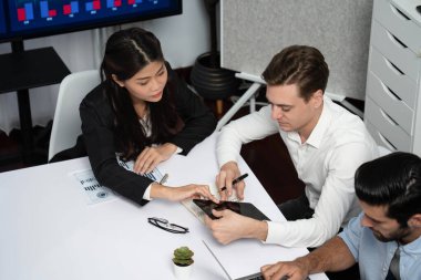 Analist ekibi toplantı odasındaki mali verileri analiz etmek için BI Fintech 'i kullanıyor. İş adamları, ticari öngörü ve stratejik pazarlama planlama için iş dünyası panelinin gücünü kağıt üzerinde analiz ediyor.