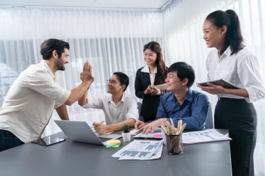 Çeşitli ofis çalışanlarından oluşan bir grup, stratejik iş pazarlama planlaması konusunda anlaşma yaptıktan sonra beşlik çaktı. Takım çalışması ve olumlu tutum verimli ve destekleyici bir iş yeri yaratır. Tedbirli
