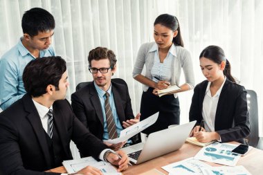 Modern ofis ortamında çalışan çeşitli etnik gruplardan çeşitli iş adamları. Üretken ve çok ırklı ofis çalışanları stratejik ticari pazarlama konusunda tartışmaya giriştiler. Çok titiz.