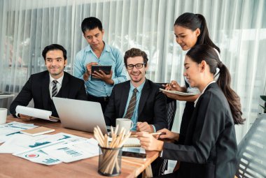 Ofis masasındaki finansal veri raporlarını analiz eden çeşitli bir grup iş analisti. Stratejik pazarlama planlaması için iş istihbarat analizine göre grafikler ve grafikler.