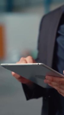 Fabrika müdürü depoda ya da fabrikada tablet bilgisayar kullanıyor. Sanayi ve tedarik zinciri yönetim kavramı .
