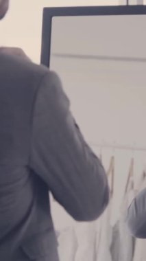 Gelinlik giymiş mutlu gelin ve damat düğün törenine hazırlanıyor. Kadın ve erkeğin romantik aşkı..