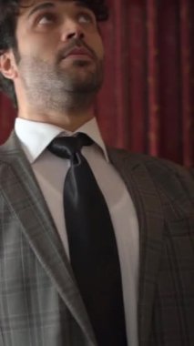 Erkekler robotlar gibi dans ediyor Disko festivalindeki müzik eşliğinde mutlu bir şekilde