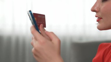 Kadın alışverişi ya da internet pazarında güzellik ürünleri için internet üzerinden ödeme yapmak modern yaşam tarzı olarak kozmetik ürünler ve cüzdan üzerinden çevrimiçi ödeme için prim siber güvenlik yazılımı