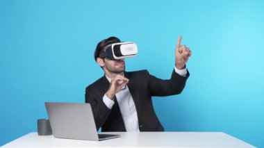 İş adamı bilgisayarla masada oturmuş yaratıcı fikirleri tartışıyor ve arttırılmış gerçeklik teknolojisi kullanarak online toplantıya katılıyor. Proje yöneticisi pazarlama stratejisini sunuyor. Aygıt.