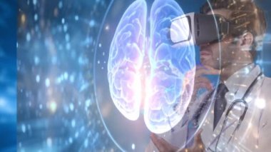 VR gözlüklü zeki doktor beyin hologramına bakıp kontrol ediyor. Sanal gerçeklik teknolojisi ve semptomları analiz ederken, yetenekli bir tıp çalışanı semptomu. Aygıt.