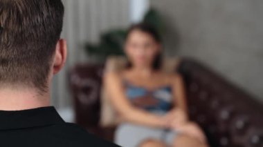 Psikolojik konsültasyon zihinsel problemde iyileşme kaydediyor. Terapi seansında mutlu genç bayan hasta iyileşiyor. Psikiyatrist de akıl hastalığı teşhisi koyuyor. Düzenle