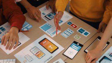 Mobil uygulama veya web sitesi için kullanıcı arayüzü prototipi planlayan akıllı bir şirket çalışanı grubu. Zekice UX UI tasarım beyin fırtınası kullanıcı dostu arayüz planı tasarlıyor. Sinerjik