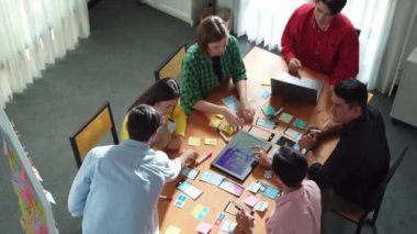 Erkek lider görüşü Ux Ui fikrini toplantıda sunar. Yatırım için karar verirken, yatırımcıdan gündelik kıyafet dinleme yaratıcı planı. Cemaat.