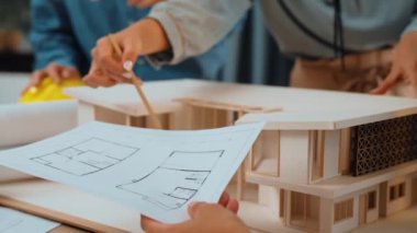 Müşteri denetimi ile yavaş çekim iç mimar taslağı hazırlamak ve ev dekorasyonunu müşteri talebine göre düzenlemek. Mimari müşteri hizmetleri. Filizlenen